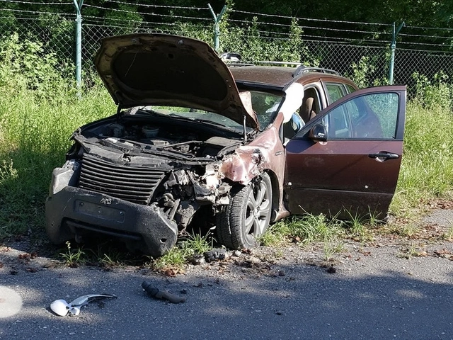 Nehoda dvou aut zablokovala dálnici D10 u Prahy, řidiče transportoval vrtulník