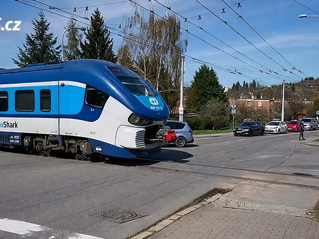 Tragédie ve Zlíně: Cyklista vjel před lokomotivu, zemřel na místě