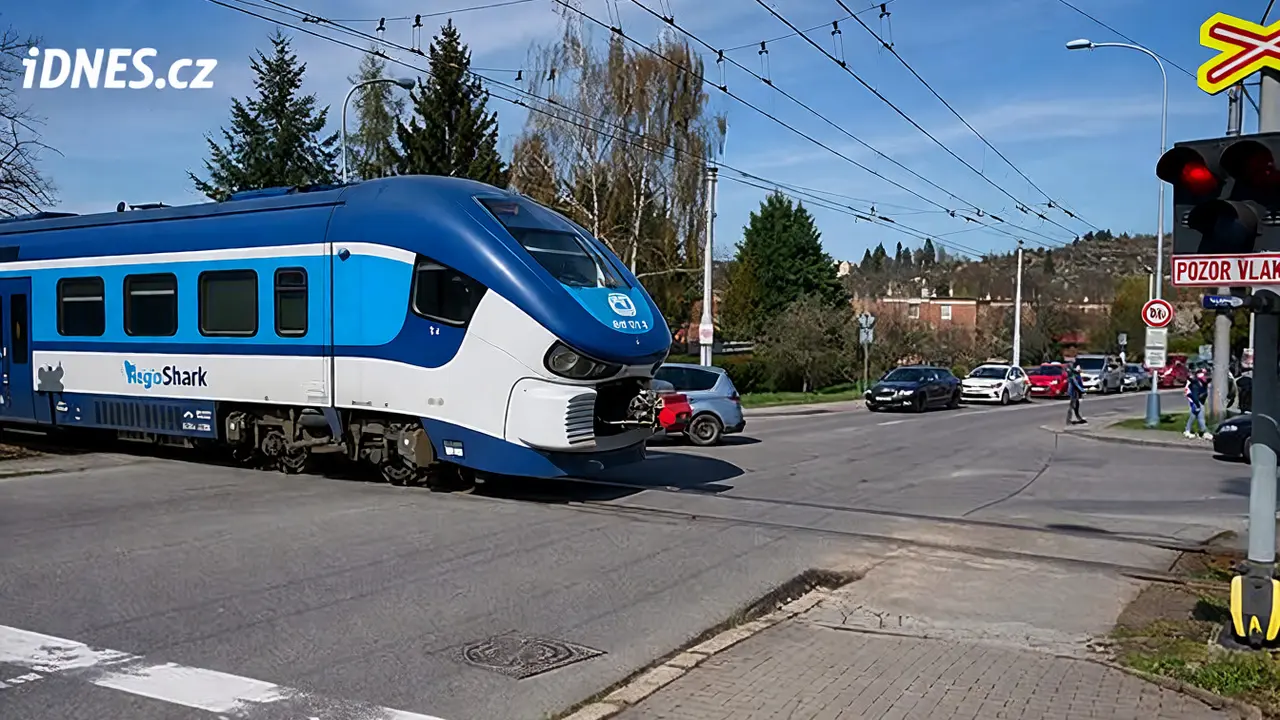 Tragédie ve Zlíně: Cyklista vjel před lokomotivu, zemřel na místě